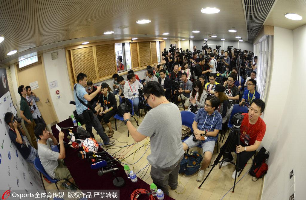 挤不下!中国香港发布厅狭小拥挤塞满记者 第1页