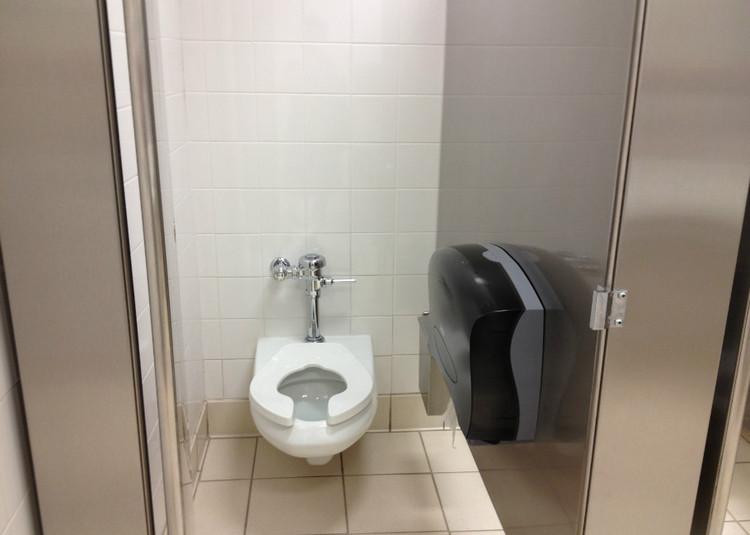 美国厕所干净便利又奇葩 隔间门缝大得变态