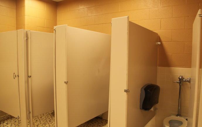 美国厕所干净便利又奇葩 隔间门缝大得变态