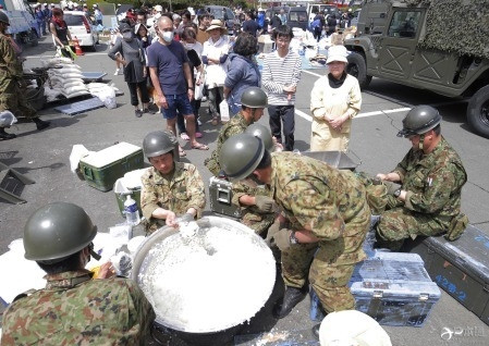 日本震后人性化完爆中国 临时厕所配纸巾(10) 第10页