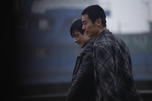 《浮城谜事》是2012年娄烨导演的一部都市悬疑伦理电影,朱亚文出演