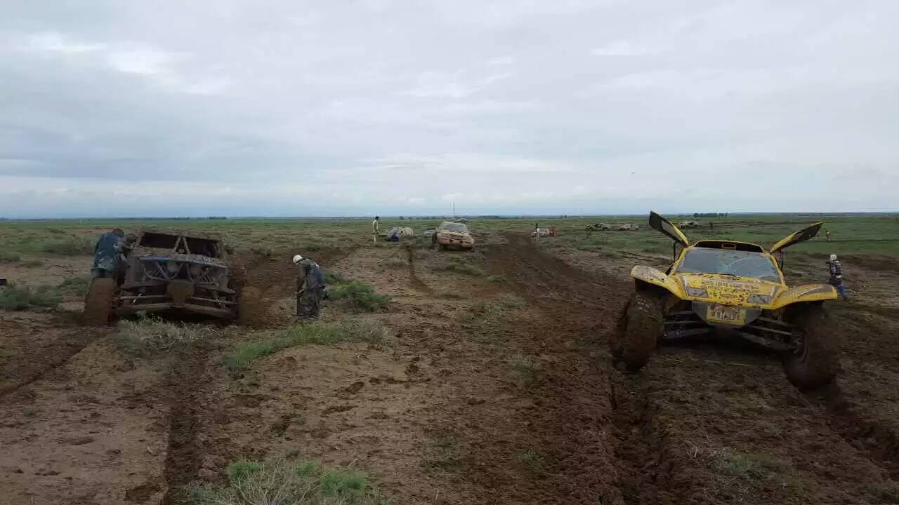 环塔拉力赛第二赛段 选手遭遇"戈壁迷宫"(15) 第15页