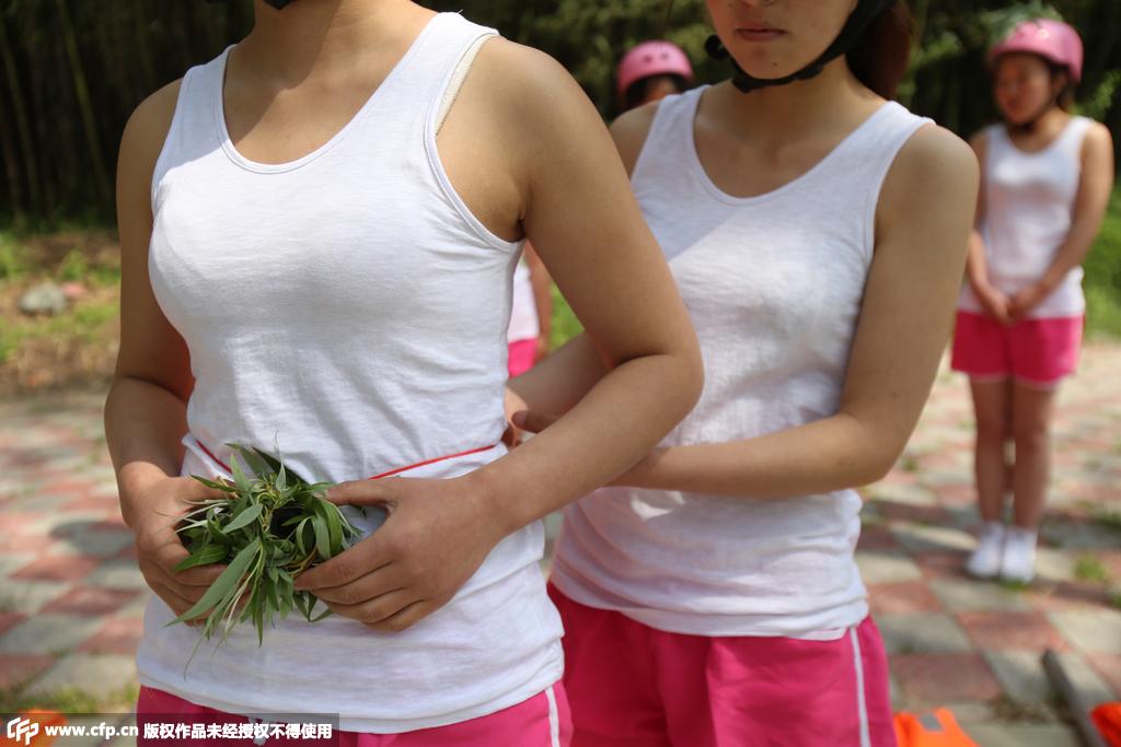 羞羞的!武僧手把手带泳装漂流美女水中练功(60) 第60页