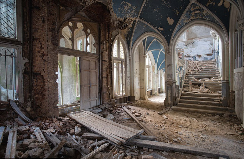 摄影师拍比利时废弃城堡似迪士尼建筑