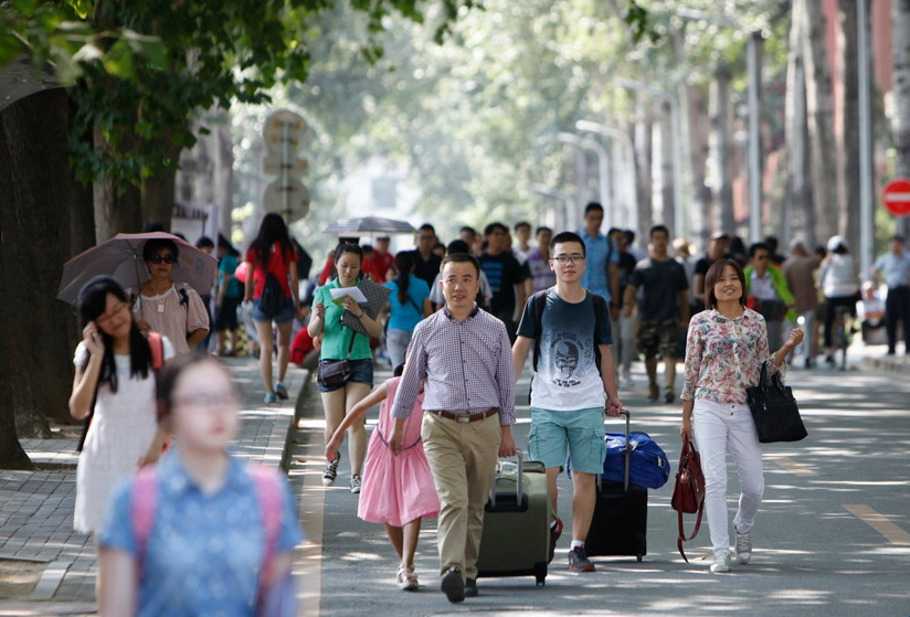 大学新生开学 家长睡帐篷打地铺看傻老外 第1页