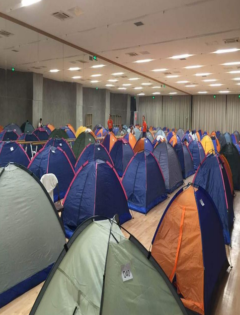 大学新生开学 家长睡帐篷打地铺看傻老外(21) 第21页