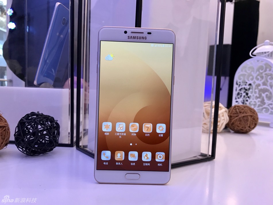 “微缝天线”设计 三星Galaxy C9 Pro现场实拍 第1页