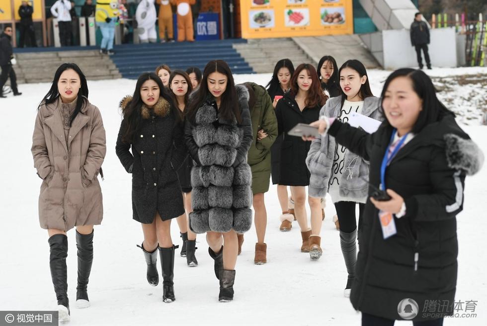 高清：美丽冻人！比基尼美女雪场助阵嗨翻天(4) 第4页