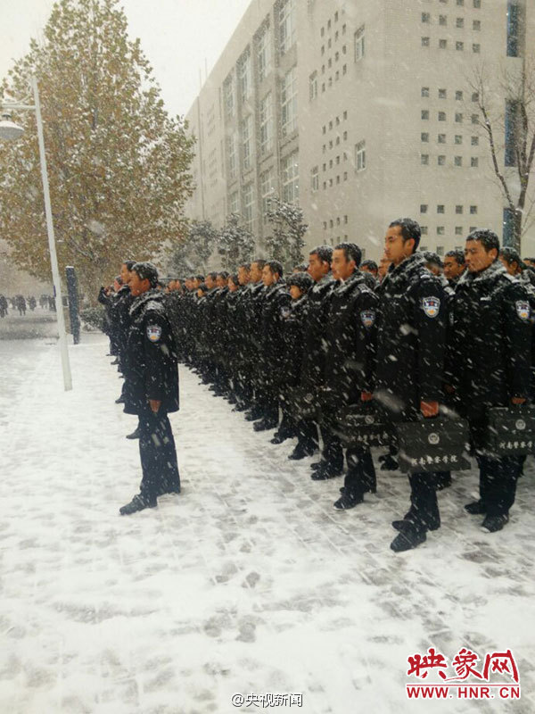 河南警校学生冒雪赤膊拉练 第1页