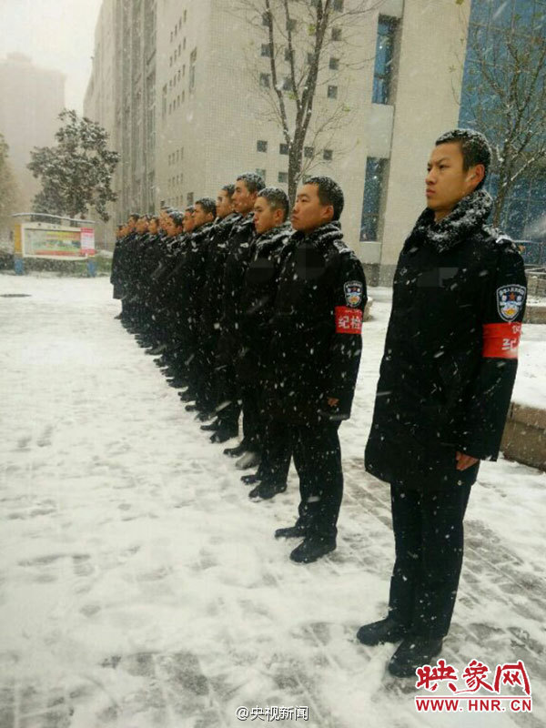 河南警校学生冒雪赤膊拉练(2) 第2页