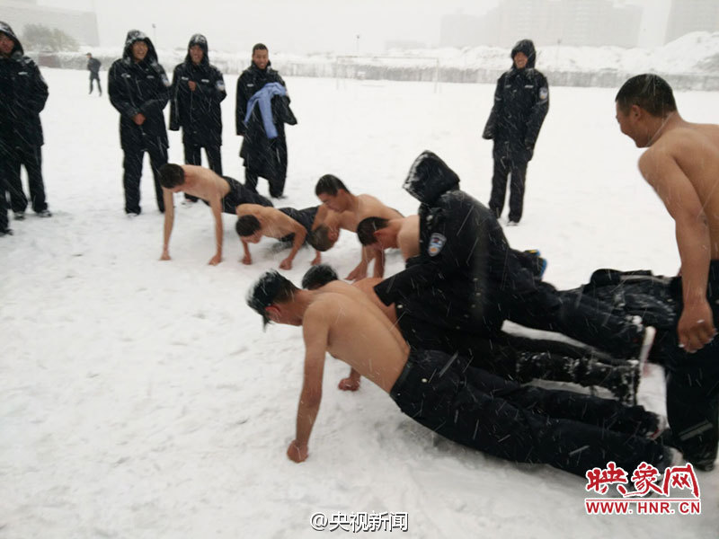 河南警校学生冒雪赤膊拉练(3) 第3页