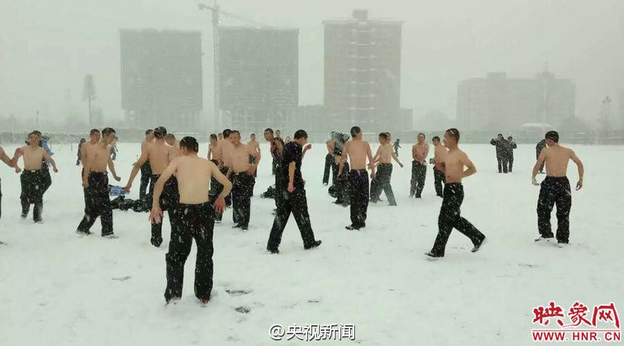 河南警校学生冒雪赤膊拉练(4) 第4页