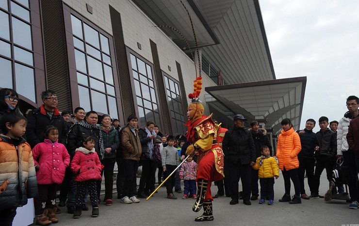 武汉一男子扮“齐天大圣”乘火车回家(6) 第6页