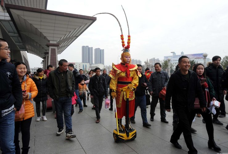 武汉一男子扮“齐天大圣”乘火车回家 第1页