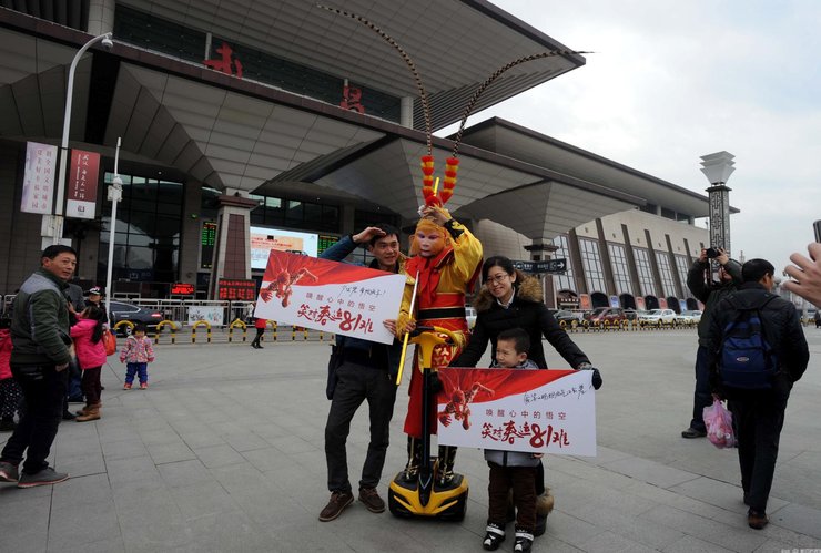 武汉一男子扮“齐天大圣”乘火车回家(3) 第3页