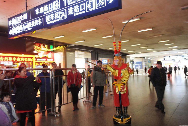 武汉一男子扮“齐天大圣”乘火车回家(5) 第5页