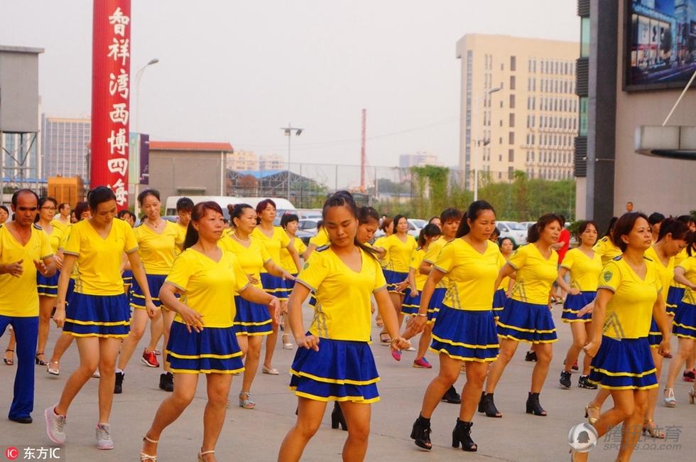 高清：深圳千人广场舞比赛 大爷大妈齐上阵(2) 第2页