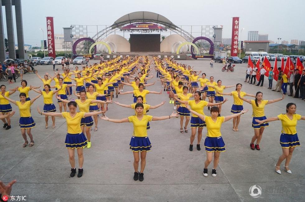 高清：深圳千人广场舞比赛 大爷大妈齐上阵 第1页