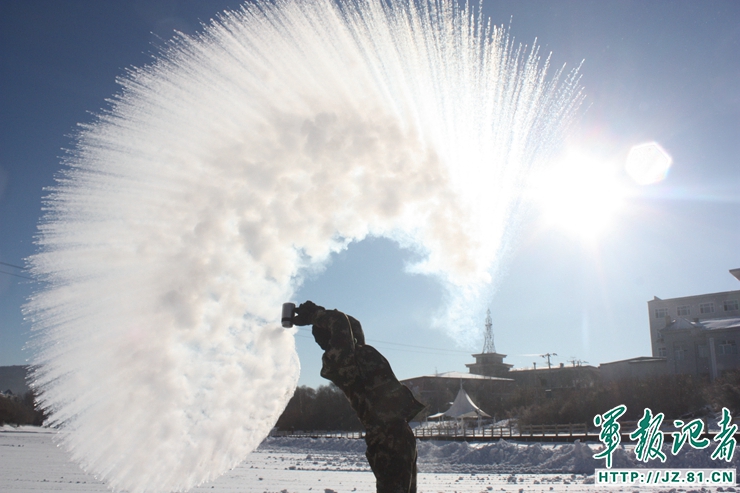 黑龙江伊春边防官兵极寒天气戏冰雪——泼水成冰 第1页