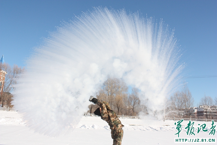 黑龙江伊春边防官兵极寒天气戏冰雪——泼水成冰(5) 第5页