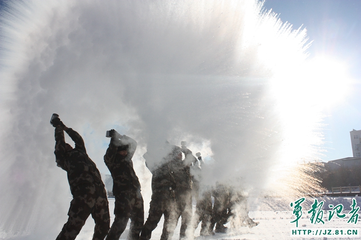 黑龙江伊春边防官兵极寒天气戏冰雪——泼水成冰(8) 第8页