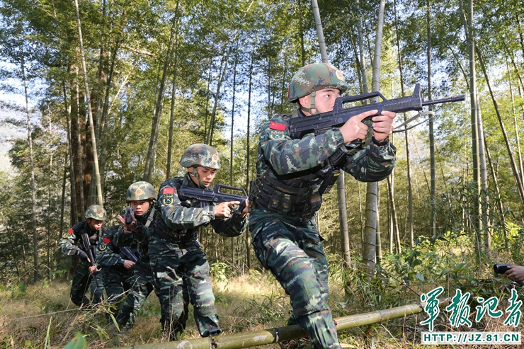 武警福建总队“魔鬼周”极限训练砺精兵(4) 第4页