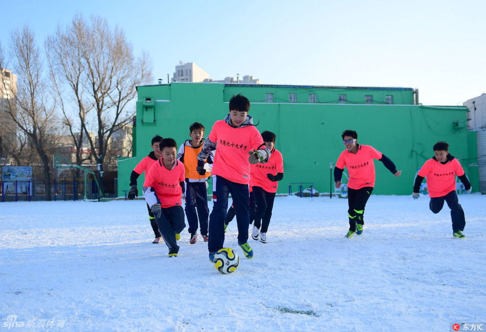 沈阳举办雪地足球活动 第1页