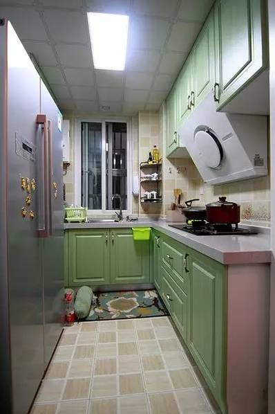 47平米小户型装修厨房装修实景图,厨房面积小,采用的是常见的u形厨房