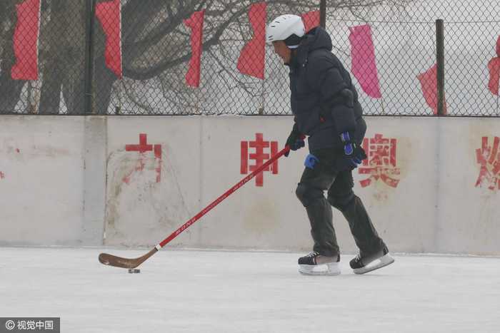 长春：冰雪之上欢乐多多 小运动员刻苦练习冰球(4) 第4页