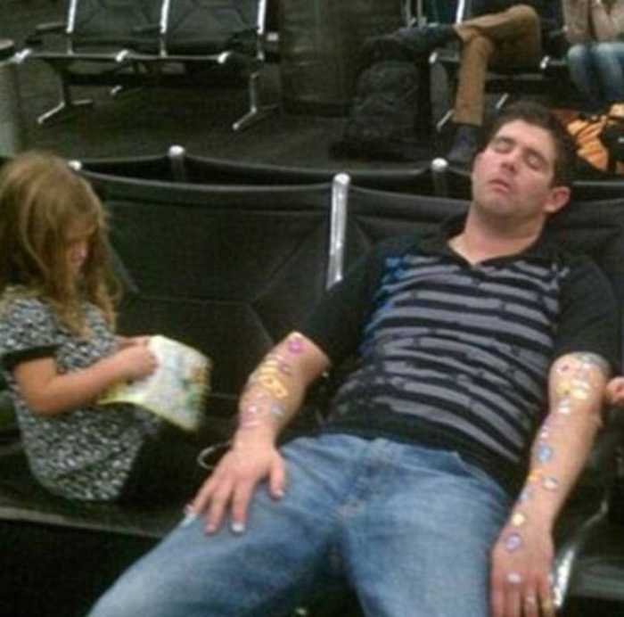 看人们在机场是如何花式睡觉的，各种大神强人，最后一个太狠了(15) 第15页