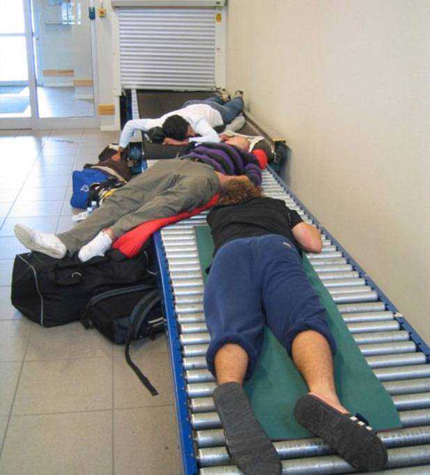 看人们在机场是如何花式睡觉的，各种大神强人，最后一个太狠了(16) 第16页