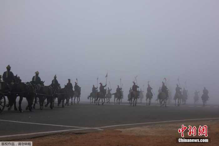 印度迎共和国日 士兵雾中参加阅兵彩排(2) 第2页