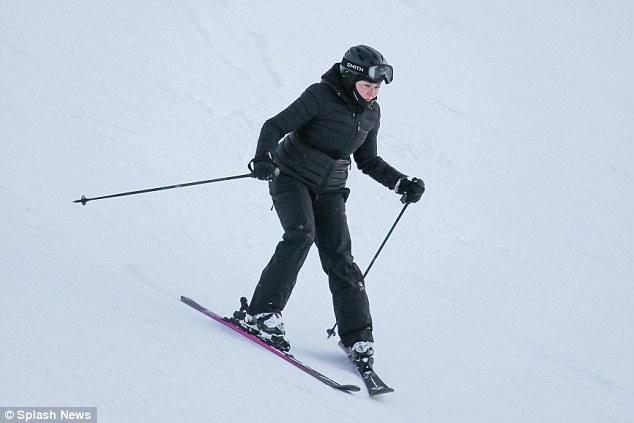 高清：天后麦当娜滑雪度假 失衡摔倒雪中翻滚 第1页