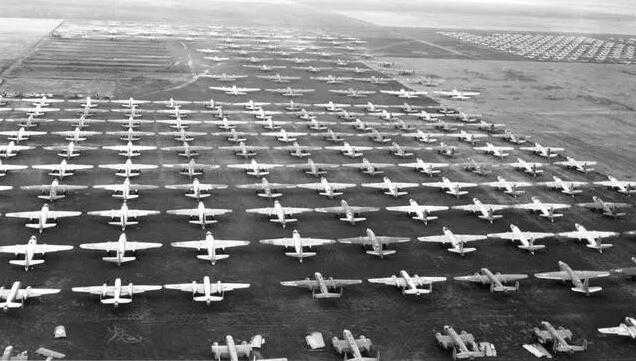 二战后的美国飞机坟场，数以万计的战机堆积如废铁！ 第1页
