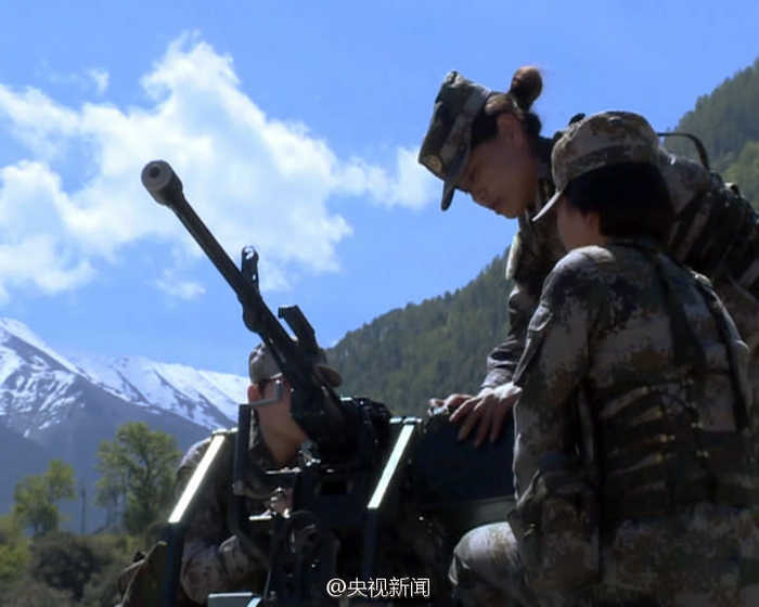 高原女兵特战化训练：水中抱圆木仰卧起坐(2) 第2页