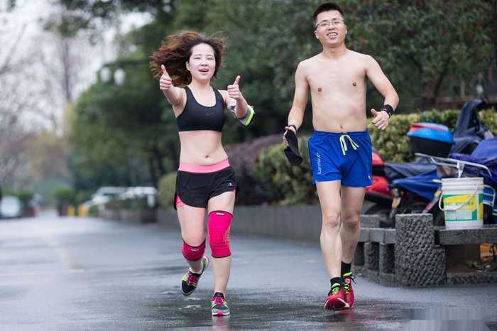 杭州近百人冬日光膀子迎风雨参与“光猪跑” 性感美女抢眼(15) 第15页