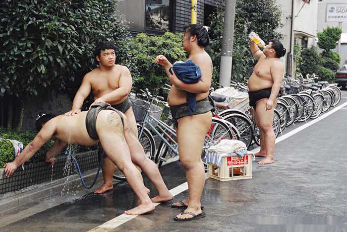 揭秘日本相扑手拖着肥胖身体的日常生活(3) 第3页
