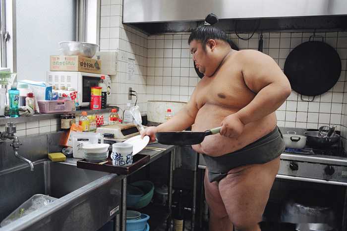 揭秘日本相扑手拖着肥胖身体的日常生活(6) 第6页