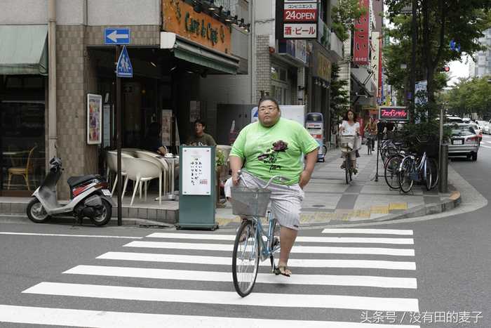 揭秘日本相扑手拖着肥胖身体的日常生活(7) 第7页