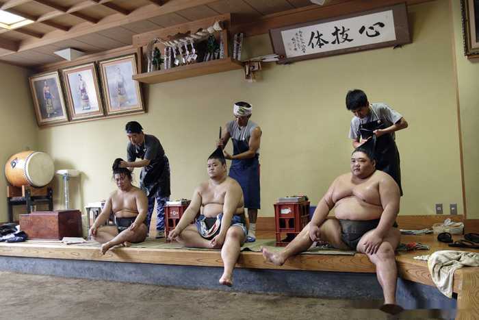 揭秘日本相扑手拖着肥胖身体的日常生活(9) 第9页
