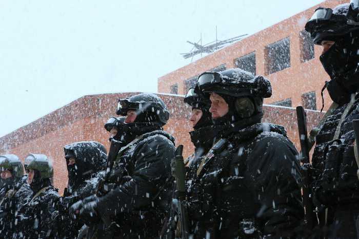莫斯科特警冒雪演习，单兵配备PKM机枪火力强大，演练场火爆 第1页