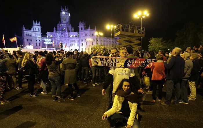 组图：皇马球迷街头彻夜狂欢 燃放烟火气氛火爆(7) 第7页