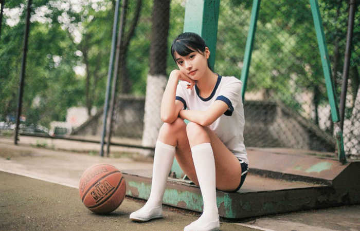 清纯篮球宝贝运动装扮如周慧敏 仿佛把记忆拉回到青春岁月 第1页