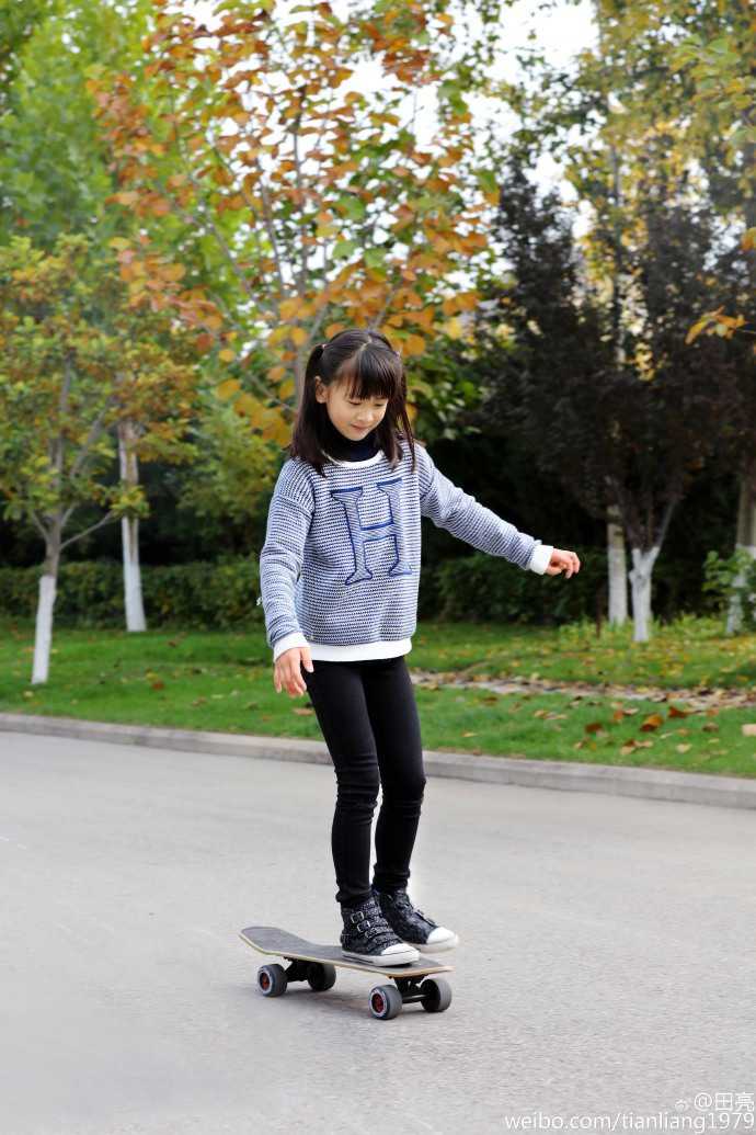 田亮的女儿森碟这样玩滑板车，不怕摔倒吗 第1页