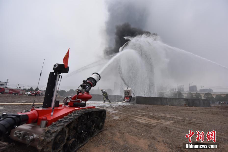 组图：“消防机器人”亮相湖北大冶 可深入火场内部灭火(4) 第4页