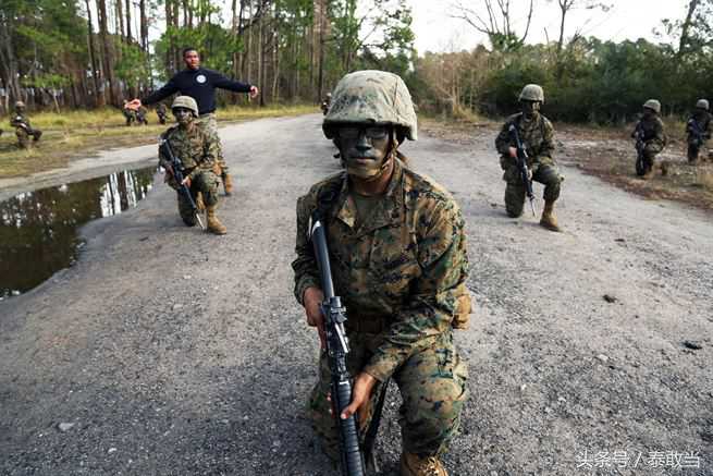 美国海军陆战队帕里斯岛新兵营里的新兵蛋子们在参加基础训练。(7) 第7页