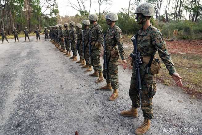 美国海军陆战队帕里斯岛新兵营里的新兵蛋子们在参加基础训练。(8) 第8页