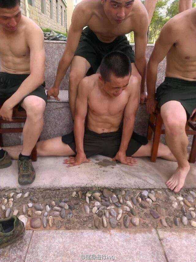 实拍中国武警里，新兵被老兵虐练，痛苦的表情说明一切！ 第1页