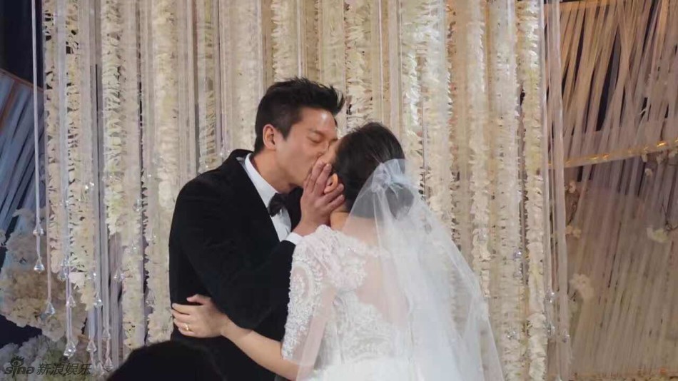 邓超孙俪合体出席经纪人婚礼 新郎帅气不输明星