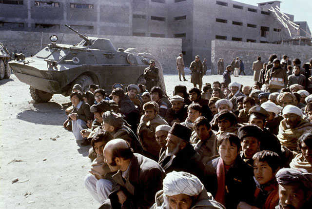 苏联入侵阿富汗珍贵照片，苏军抱着被阿富汗圣战者炸死的小女孩(3) 第3页